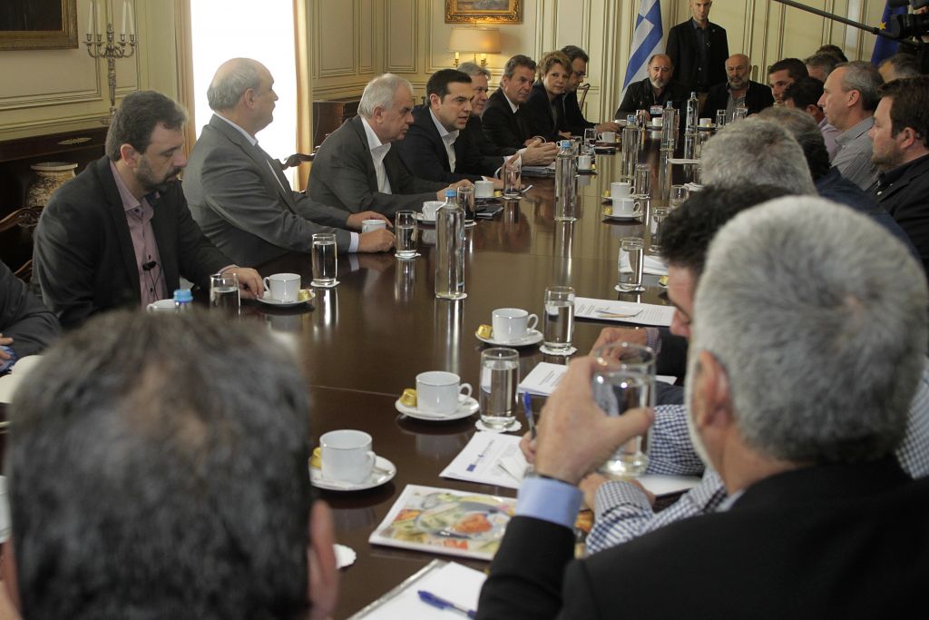 Αγρότες: Μαραθώνιος διάλογος με τον Πρωθυπουργό – Επιστρέφουν στα μπλόκα για να αποφασίσουν τη στάση τους