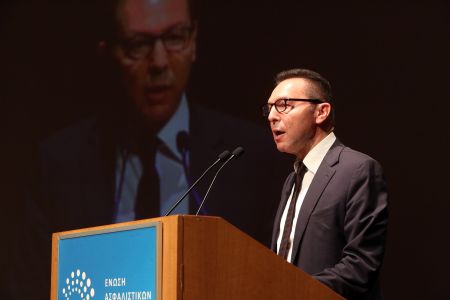 Στουρνάρας σε ΣΒΒΕ: Οχι σε πλεονάσματα 3,5% αλλά 2% – Η Κίνα επιθυμεί να επενδύσει στη βιομηχανία και σε τράπεζες