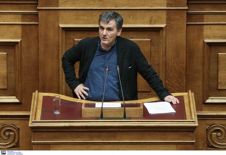 Πέπλο σιωπής από τον Τσακαλώτο για τις αμοιβές του κορεάτη συμβούλου