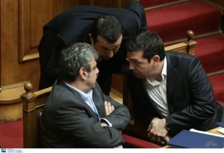 PM Tsipras calls meeting over refugee crisis and bailout review