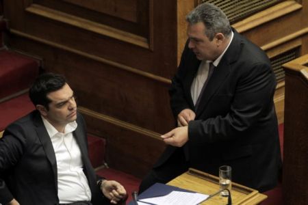 Ανοχύρωτη χώρα, παράλυτη κυβέρνηση