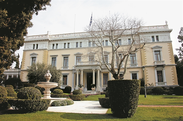 Γυναίκα εκτός πολιτικής για Πρόεδρος