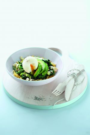 Χόρτα με κεχρί, αβοκάντο και αβγό