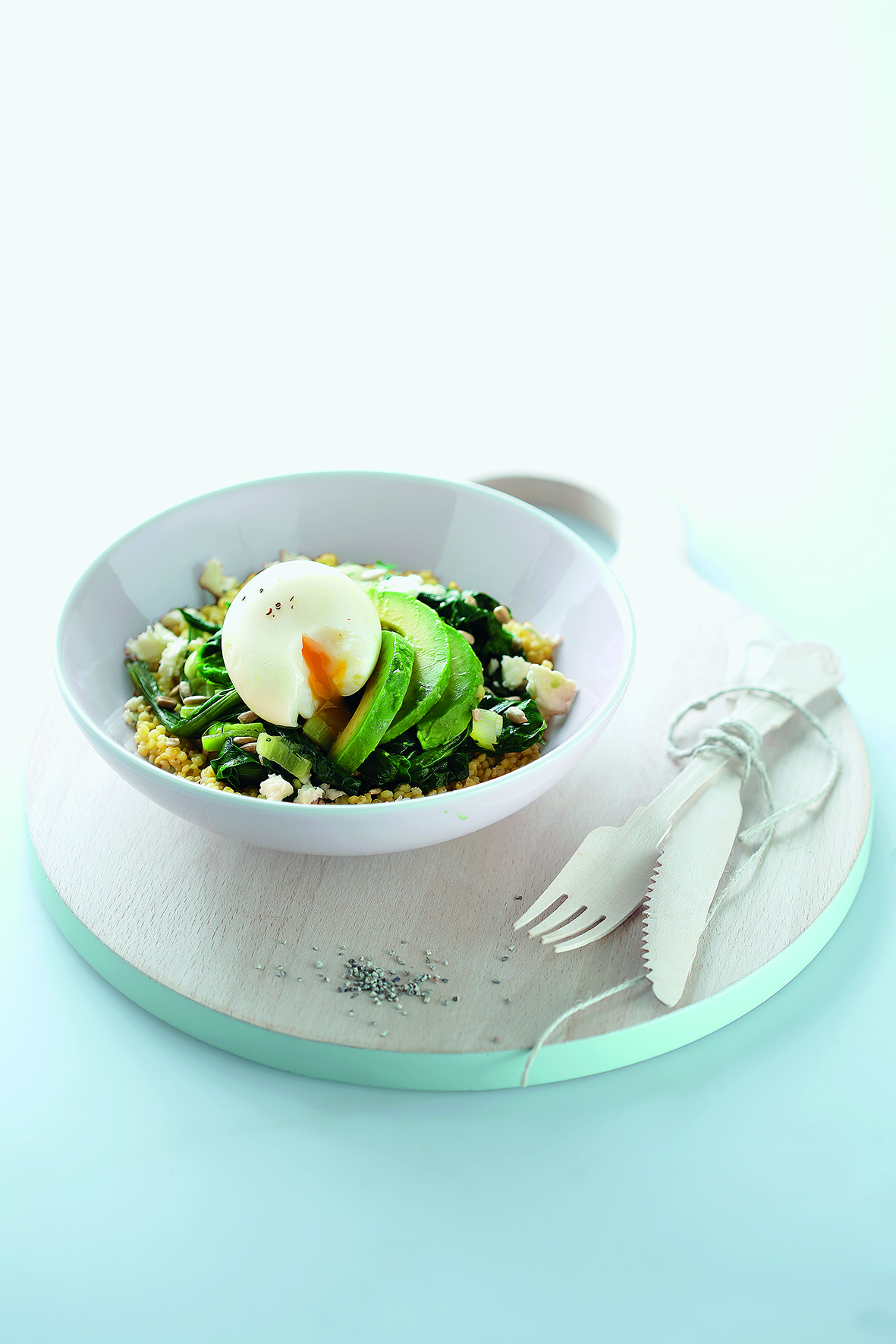 Χόρτα με κεχρί, αβοκάντο και αβγό