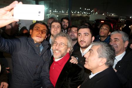 Ελεύθεροι οι δύο δημοσιογράφοι της τουρκικής Cumhuriyet