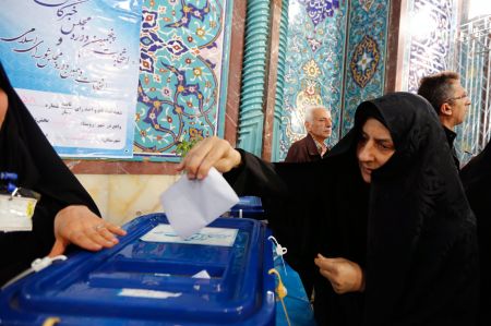 Ιράν: Αναμετρώνται στις κάλπες σκληροπυρηνικοί-μεταρρυθμιστές