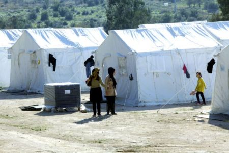Mouzalas: “Refugee tents to be replaced with huts by 15 December”