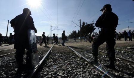 Tension at Idomeni as refugees break through police lines