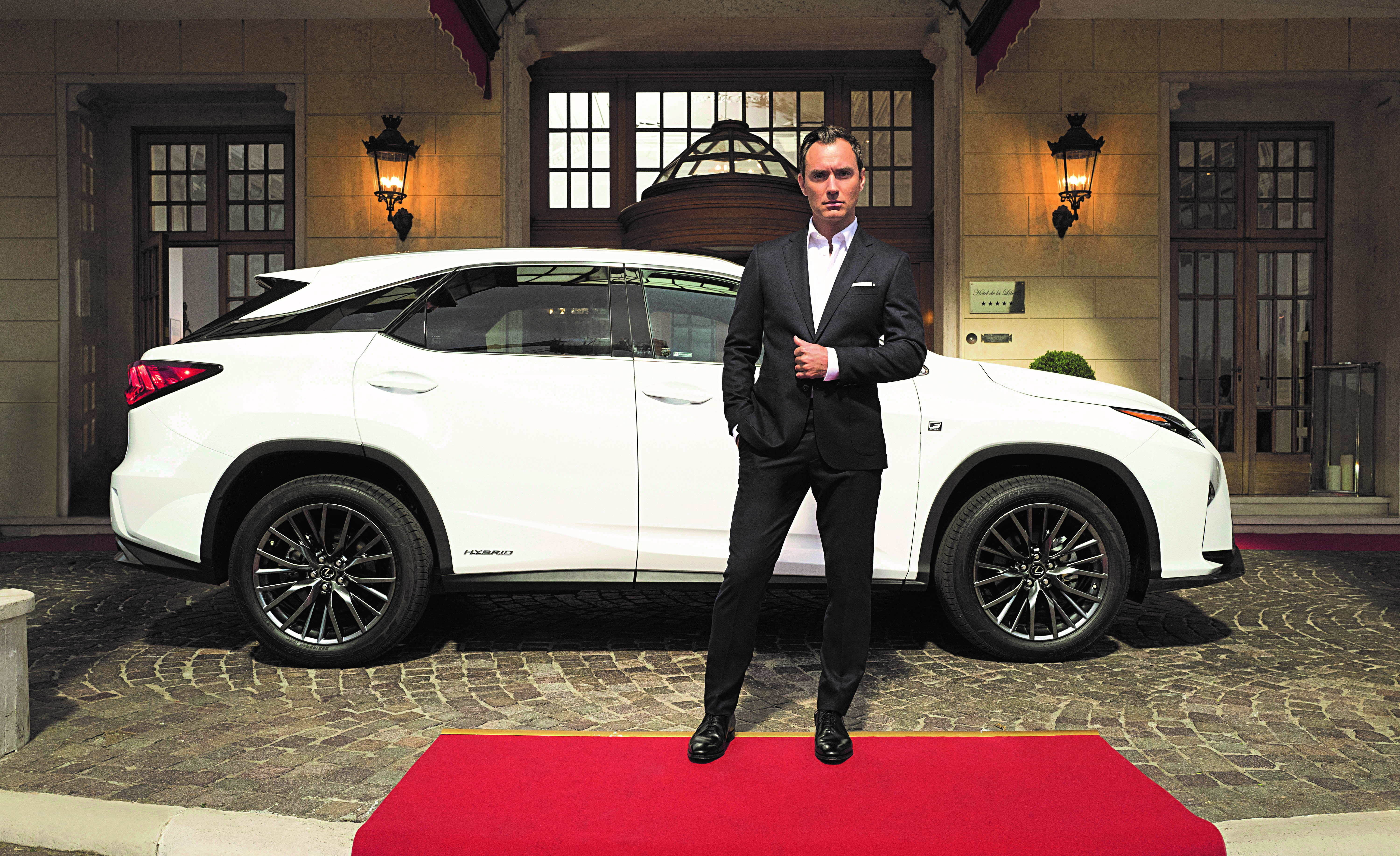 Ο Τζουντ Λο, το Lexus RΧ και τα 45 λεπτά απόλυτης διασημότητας