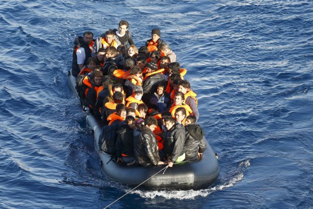 Επιχείρηση διάσωσης προσφύγων που παρασύρθηκαν από τα κύματα | tovima.gr