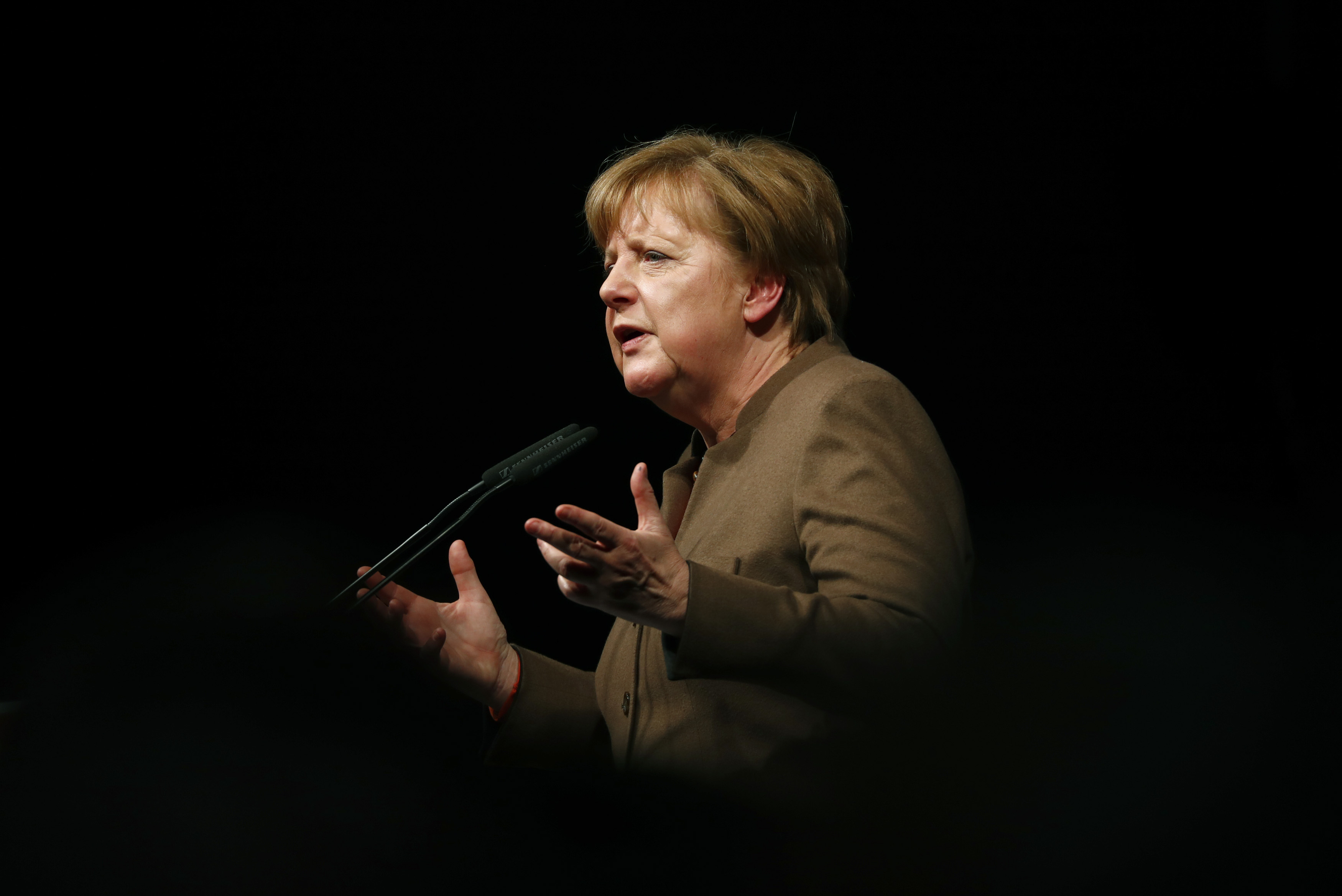 Μέρκελ: Η διαμάχη για το προσφυγικό απειλεί το ευρώ