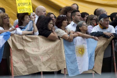 Η Αργεντινή τα βρίσκει με τα hedge funds και επιστρέφει στις αγορές