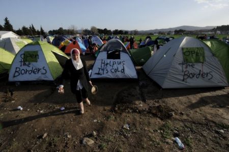 Pressure mounts as nearly 10,000 refugees gather at Idomeni