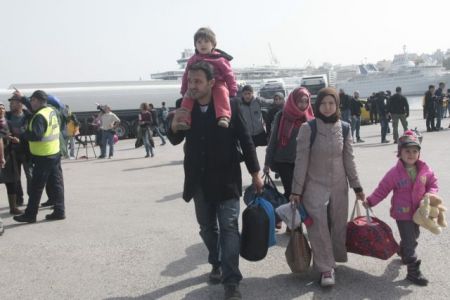 Πειραιάς: Εθελοντές και πολίτες συνεχίζουν να βοηθούν πρόσφυγες