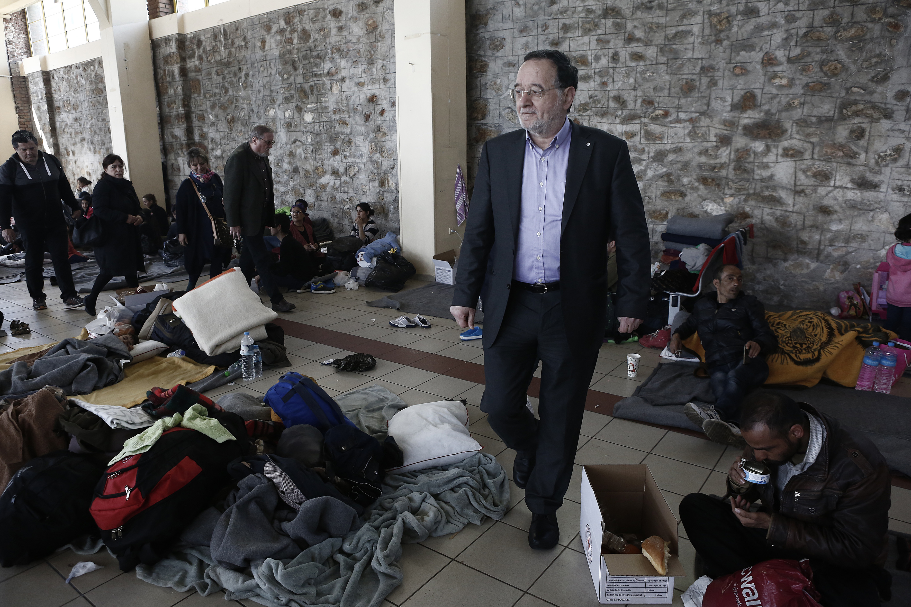 Λαφαζάνης από τον Πειραιά: Οι εθελοντές σώζουν την τιμή της χώρας