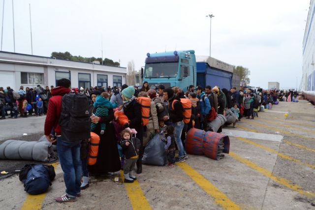 Λέσβος: Μεταφέρουν χιλιάδες μετανάστες από την Μόρια στην Αττική
