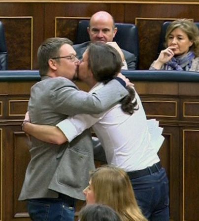 Podemos: Φιλί στο στόμα του Ιγκλέσιας σε βουλευτή