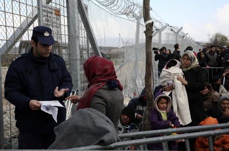 Guardian: Διορία έως τον Μάιο για το μέλλον της Ελλάδας στην Σένγκεν