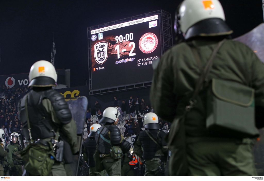 Κύπελλο Ελλάδος: ΠΑΟΚ – Ολυμπιακός 1-2 με διακοπή του αγώνα στο 90′ λόγω επεισοδίων