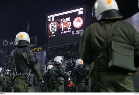 Κύπελλο Ελλάδος: ΠΑΟΚ – Ολυμπιακός 1-2 με διακοπή του αγώνα στο 90′ λόγω επεισοδίων