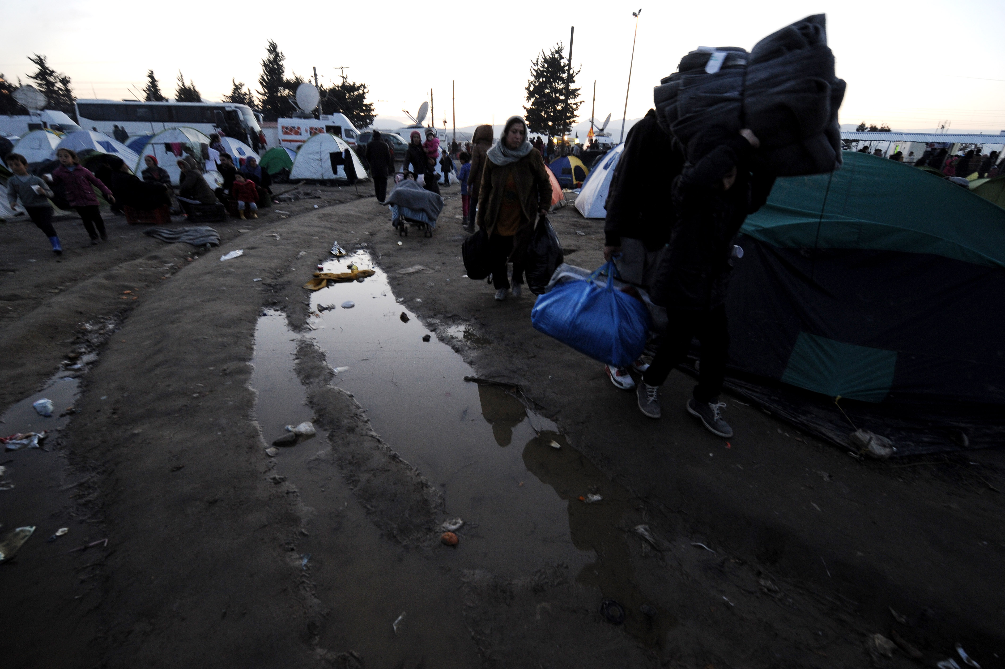 Εκτεθειμένοι στη βροχή χιλιάδες πρόσφυγες στην Ειδομένη
