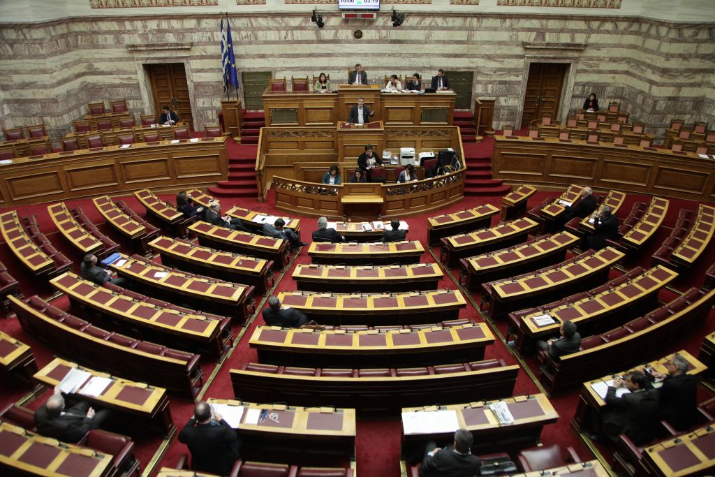 Ολα στη Βουλή κι ας… πέσουμε