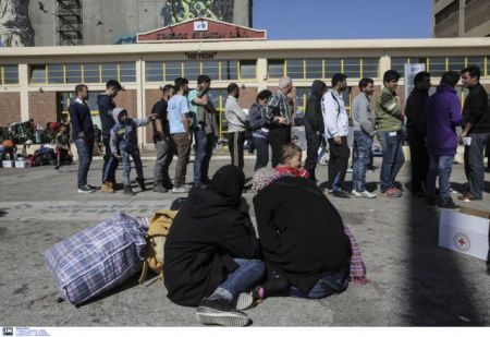 Ασφυκτική κατάσταση με 3.350 πρόσφυγες στο λιμάνι του Πειραιά