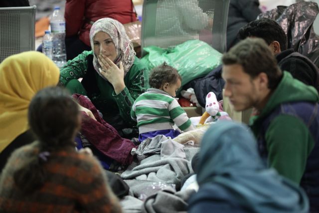 Σε κέντρα φιλοξενίας οι πρόσφυγες στο λιμάνι του Πειραιά