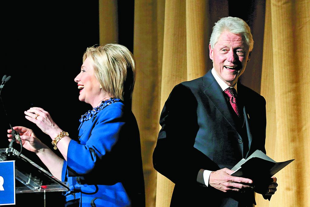 Παλιά έρευνα για τον Μπιλ Κλίντον από το FBI ενώ η Χίλαρι πιέζεται