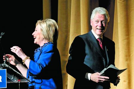 Παλιά έρευνα για τον Μπιλ Κλίντον από το FBI ενώ η Χίλαρι πιέζεται