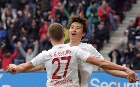 Στην τετράδα η Γκλάντμπαχ, γκολ ο Φινμπόγκασον