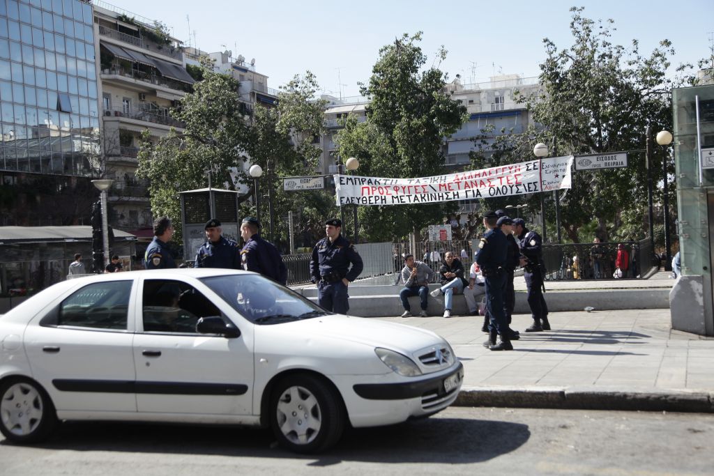 Αδειασε η πλατεία Βικτωρίας, στα γύρω στενά πρόσφυγες – μετανάστες