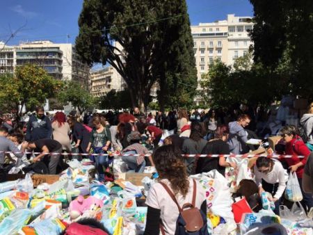 Σύνταγμα: Μεγάλη προσέλευση στη σύγκεντρωση ειδών για πρόσφυγες