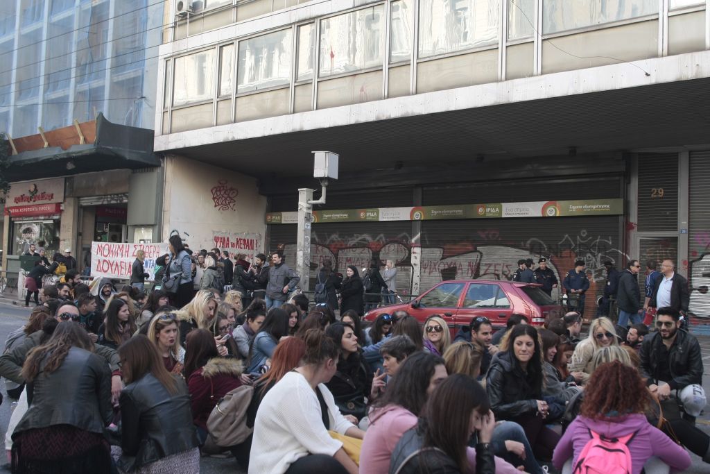 Σιδηροδρομικοί υπάλληλοι έξω από το υπουργείο Εργασίας