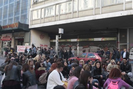 Σιδηροδρομικοί υπάλληλοι έξω από το υπουργείο Εργασίας