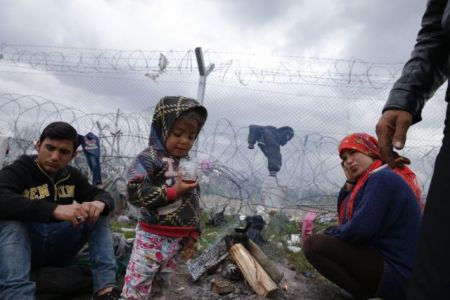 Spiegel: Στο χείλος του γκρεμού η ευρώπη από την προσφυγική κρίση