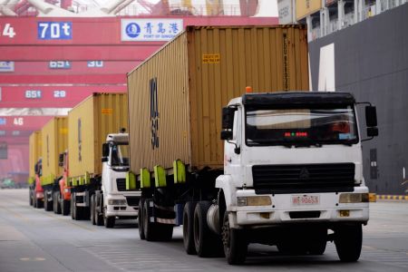 «Βουτιά» 25% στις εξαγωγές της Κίνας