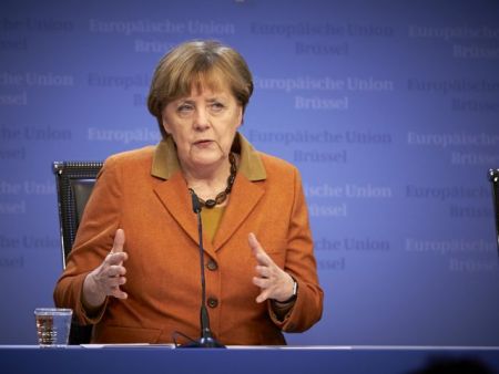 Η Μέρκελ υπερασπίζεται την στάση της και… σταυρώνει τα χέρια της για την κάλπη