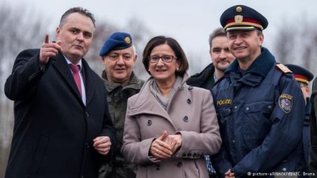 Ρόμπερτ Μενάσε: «Ανόητη» η πολιτική της Αυστρίας