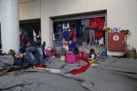 Αιματηρή συμπλοκή μεταξύ αφγανών προσφύγων στον Πειραιά