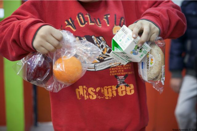 Ολο και περισσότερα σχολεία ζητούν δωρεάν γεύματα