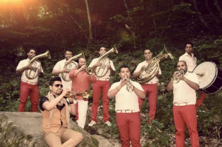 Bαλκανικές μελωδίες από τον τρομπετίστα Dzambo Agusev στο Μετς