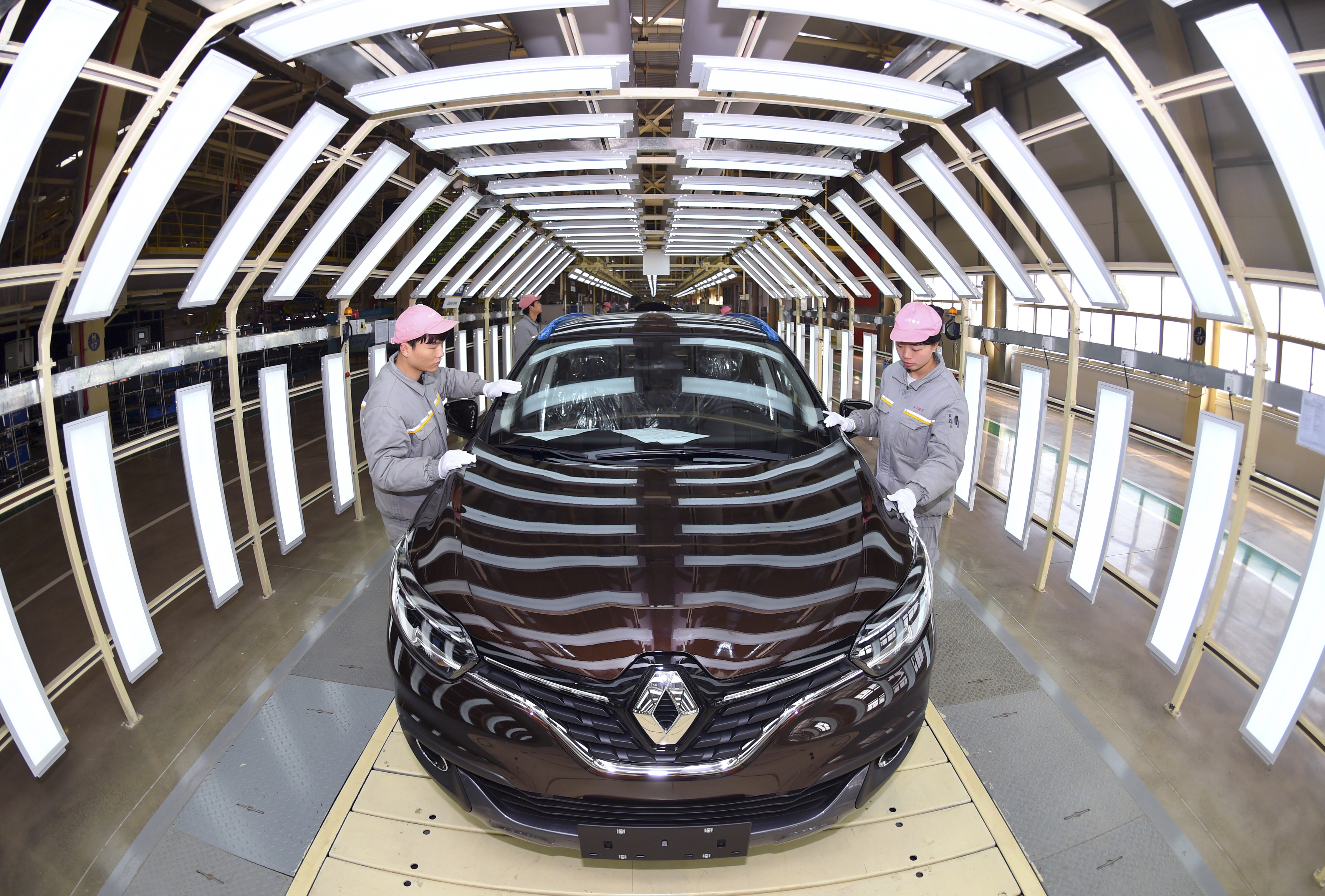 «Light» υβριδικά αυτοκίνητα με χαμηλό κόστος σχεδιάζει η Κίνα