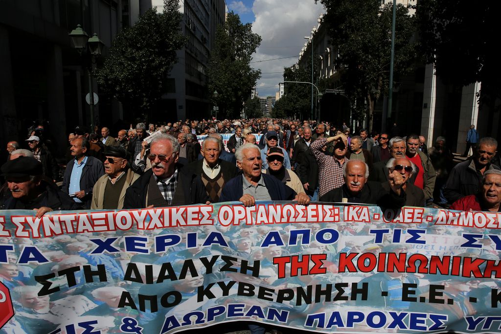 Περικοπές σε όλους, με εθνική σύνταξη κάτω από 350 ευρώ