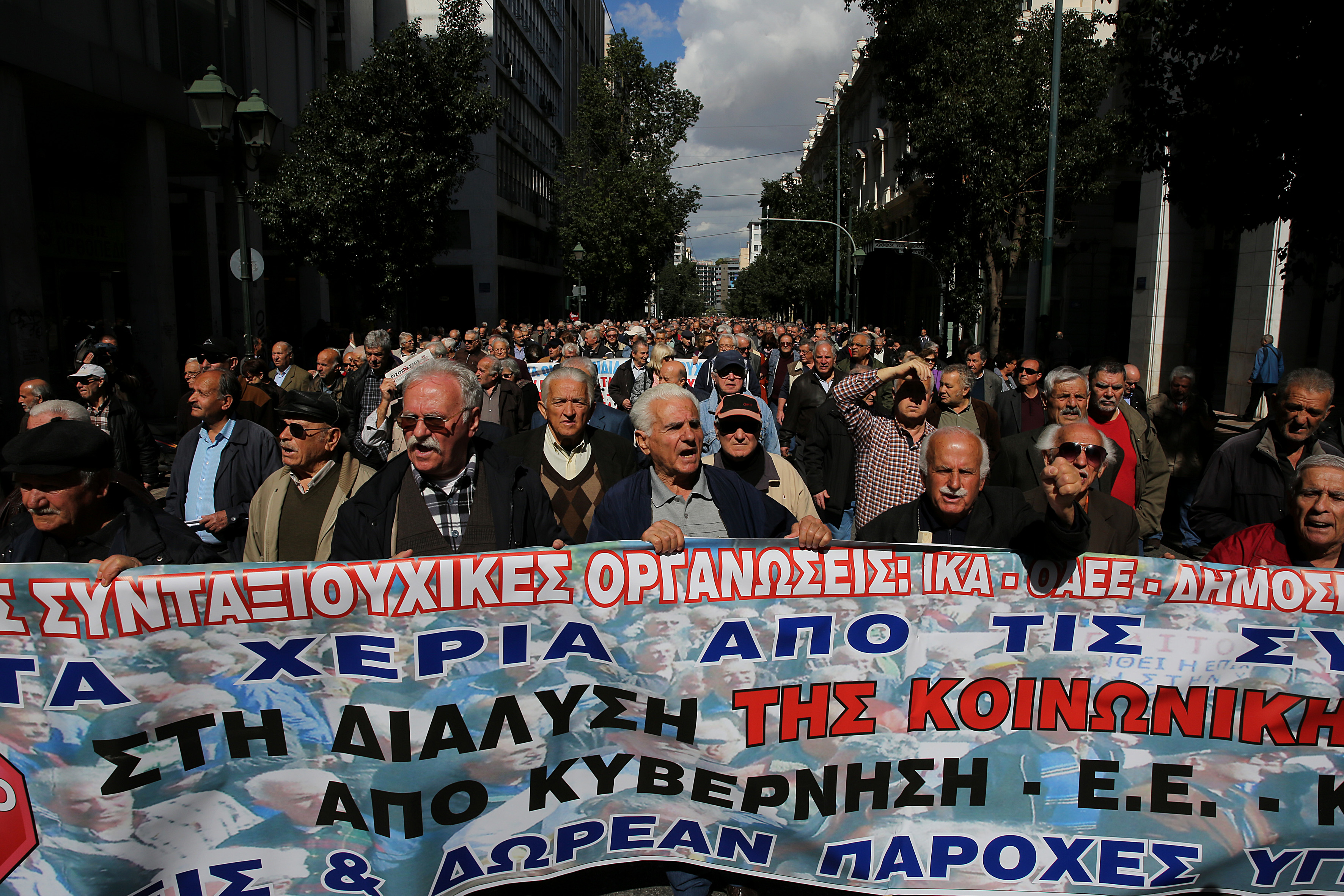 Περικοπές σε όλους, με εθνική σύνταξη κάτω από 350 ευρώ