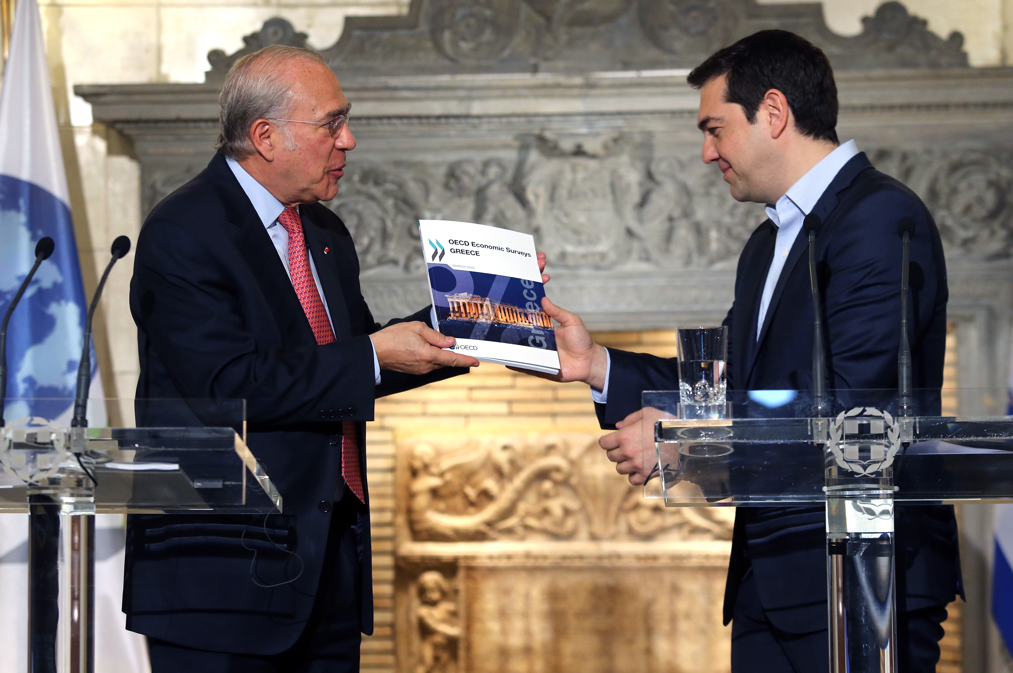 Η «συνταγή» ΟΟΣΑ για την Ελλάδα: Αλλάξτε το ασφαλιστικό, μειώστε τη φοροδιαφυγή