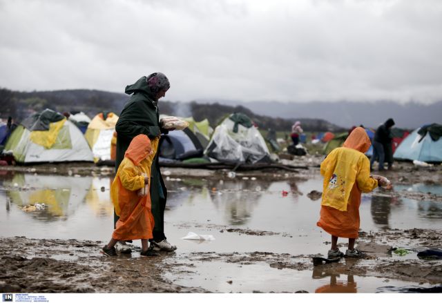 Παγιδευμένοι στη λάσπη της Ειδομένης