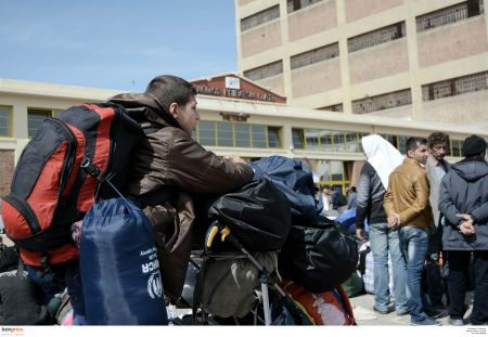 Στήθηκαν σκηνές για τους πρόσφυγες στο λιμάνι του Πειραιά