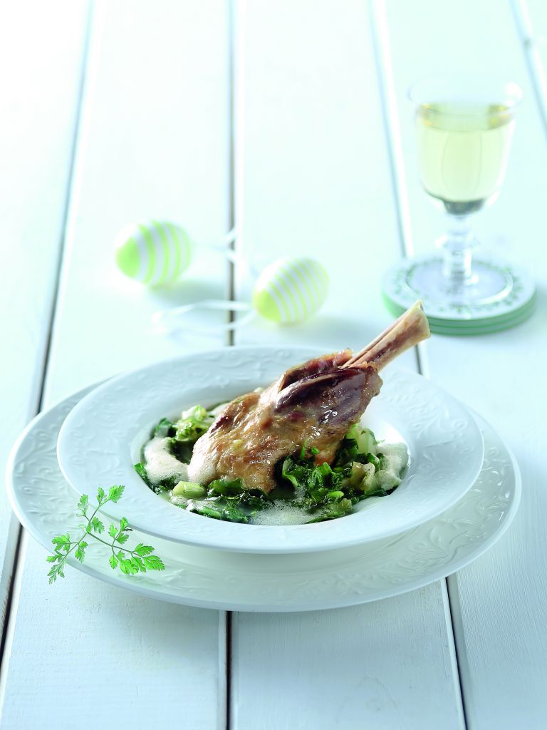 Αρνάκι φρικασέ με μυρωδικά και σάλτσα αβγολέμονο