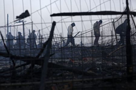 Σκιές μεταξύ Λονδίνου και Παρισιού για τη «ζούγκλα» του Καλαί